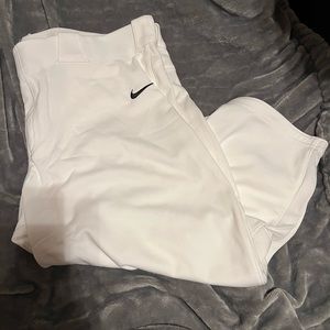White Nike women’s softball pants. Size:XXL. Brand new.